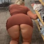 Loira fazendo sexo no provador da loja de roupas